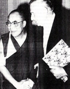 Der Anthropologe, Kriegsverbrecher und frühere SS-Offizier BRUNO BEGER mit seinem Freund TENZIN GYATSO, dem dreizehnten DALAI LAMA. Bild: Archiv Beger.